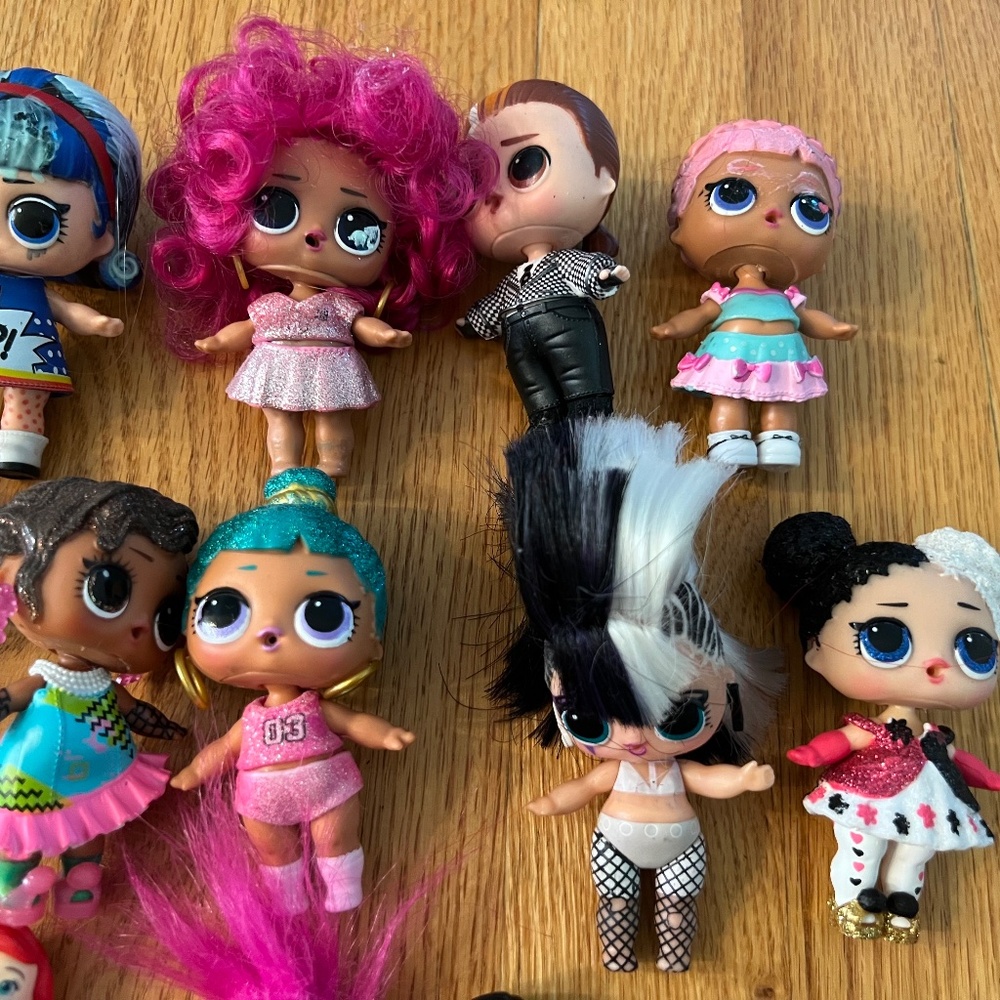 large lot of LOL Surprise dolls and accessories - Picture 2 of 4